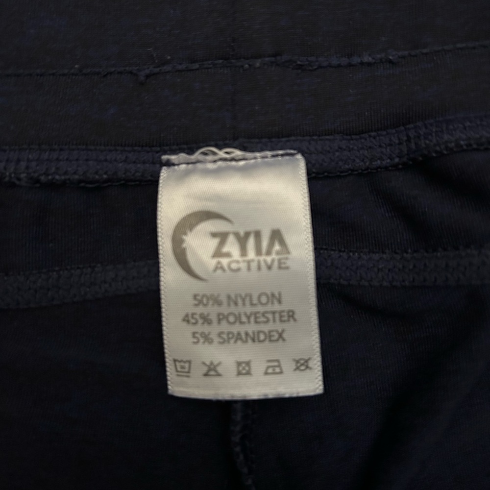 ZYIA - Set of 4! (3 leggings, 1 jogger - and a FREE pair of Fabletics joggers!) - Picture 9 of 9